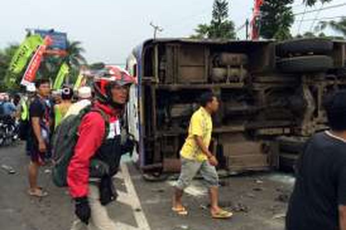 Tabrakan beruntun di Tanjakan Selarong, Jalur Puncak, Bogor, Jawa Barat, melibatkan satu unit bus pariwisata, tiga mobil, dua sepeda motor, dan satu unit truk, Minggu (14/2/2016)