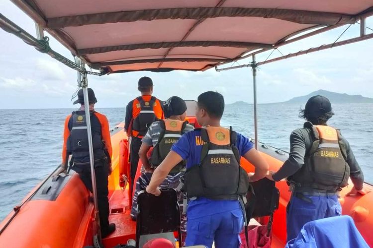 Kapal penangkap ikan Yuiee Jaya II dengan rute Muara Baru - Jakarta tujuan Lombok dilaporkan terbalik sekitar 52 Nautical Mile dari Pelabuhan Benteng, Kabupaten Kepulauan Selayar, Sabtu (09/03/2024) dini hari.