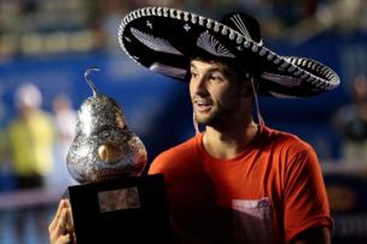 Petenis Bulgaria Grigor Drimitrov memakai topi tradisional Meksiko dan memegang trofi juara turnamen di Acapulco, setelah mengalahkan Kevin Anderson dari Afrika Selatan di final, Sabtu (1/3/2014).