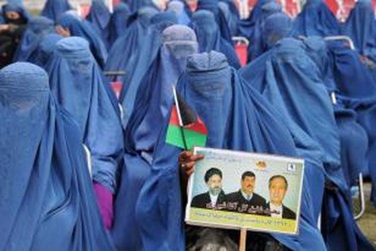 Para perempuan Afganistan yang mengenakan burka menghadiri kampanye calon presiden Afganistan Gul Agha Shirzai di Jalalabad, provinsi Nangarhar, Sabtu (8/3/2014). Taliban berencana akan melakukan serangan untuk menggagalkan pemilihan umum Afganistan yang akan digelar pada 5 April mendatang.