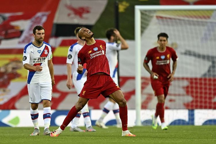 Pemain Liverpool, Fabinho, mencetak gol ketiga bagi timnya dalam laga Liga Utama Inggris antara Liverpool dan Crystal Palace di Stadion Anfield di Liverpool, Inggris, Rabu (24/6/2020). Liverpool dipastikan menjuarai Liga Inggris 2019-2020 seusai kekalahan Manchester City dari Chelsea yang membuat mereka tak bisa mengejar 86 poin yang dimiliki The Reds, julukan Liverpool.