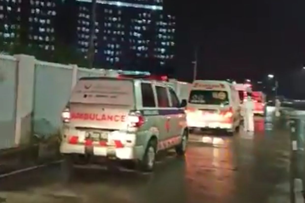 Tangkapan layar video berdurasi 29 detik yang menunjukkan antrean ambulans untuk masuk ke rumah sakit darurat Wisma Atlet. 