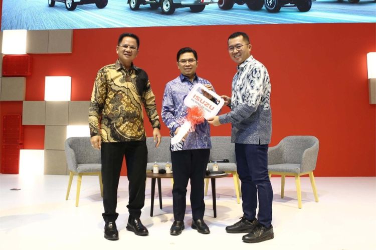 Business Strategy Division Head PT Isuzu Astra Motor Indonesia Rian Erlangga menyerahkan secara simbolis kunci armada Isuzu ELF NQR B kepada Direktur Utama Transjakarta Welfizon Yuza pada acara &ldquo;NGOPISUZU: Partnering People's Mobility&rdquo; (29/7/2025) di booth Isuzu pada rangkaian acara GIIAS 2025.Penyerahan ini disaksikan Kepala Dinas Perhubungan DKI Jakarta Safrin Lupito. 