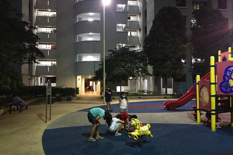 Anak-anak bermain di taman tempat bermain di apartemen Kim Tian 119 di Tiong Bahru, Singapura, Jumat malam (19/6/2020). Taman, stadion, gym, pusat kebugaran, kolam renang, dan sarana boling kembali dapat beroperasi mulai Jumat hari ini menandai dimulainya hari pertama Fase 2 Singapura menuju new normal hidup berdampingan dengan virus Covid-19. 