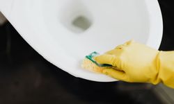 3 Cara Ampuh Bersihkan Noda Kuning Membandel di Kloset