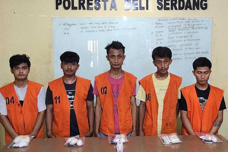 Lima calon penumpang pesawat di Bandara Internasional Kualanamu ini ditangkap karena menyelundupkan 1,2 kg sabu di dalam perut saat akan berangkat ke Jakarta.
