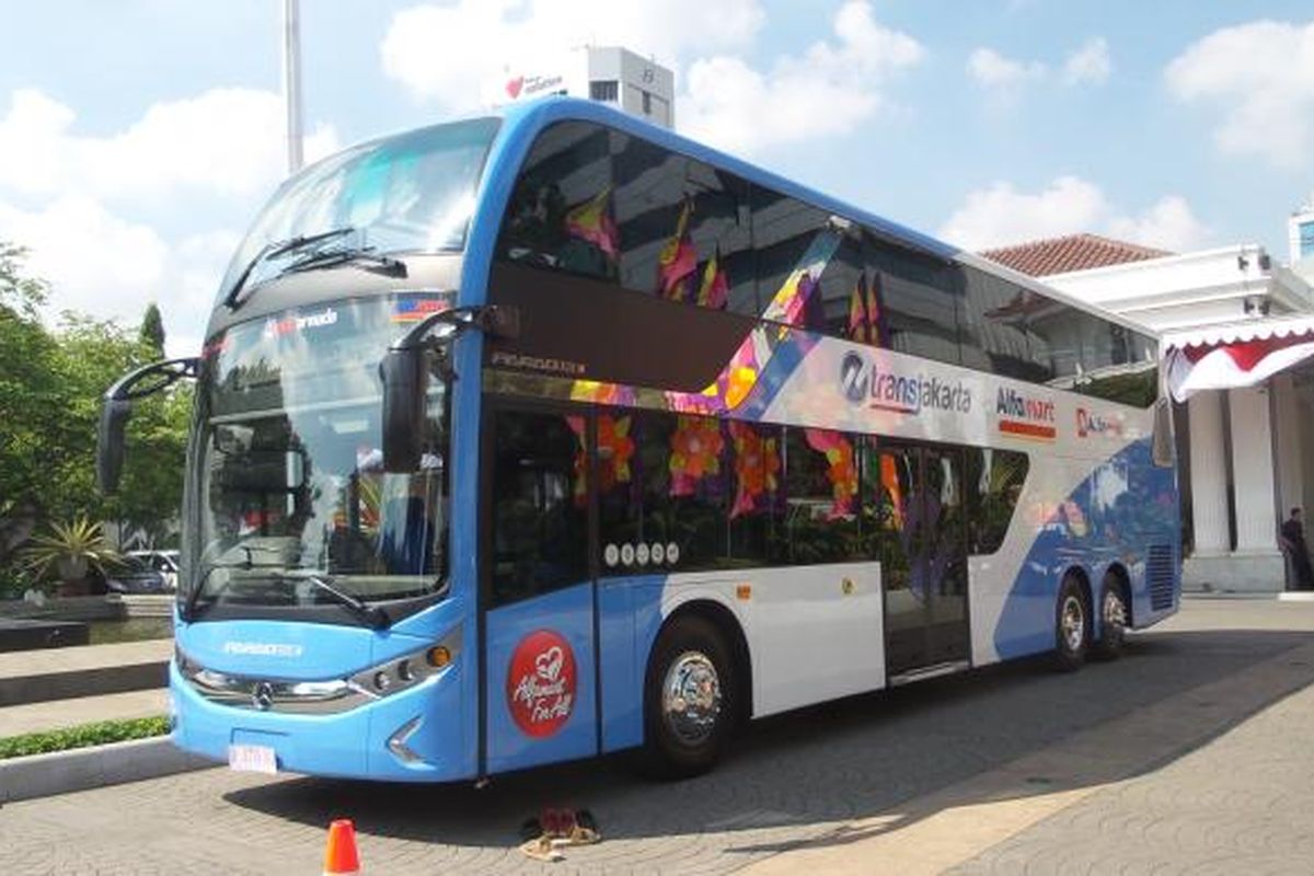 Bus tingkat sumbangan PT Sumber Alfaria Trijaya kepada Pemerintah Provinsi DKI Jakarta. Bus tingkat merek Mercedes Benz ini rencananya akan digunakan untuk kegiatan pariwisata. Gambar diambil di Balai Kota DKI Jakarta, Jumat (26/6/2015) 