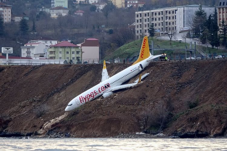 Pesawat penumpang Pegasus Airlines Boeing 737 gagal mendarat dengan mulus di bandara Trabzon, tepi pantai Laut Hitam, Turki, pada Sabtu (14/1/2018). (Dogan News Agency via AFP))