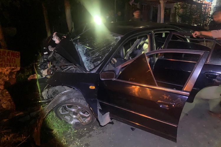 RUSAK--Tiga orang tewas dan dua luka-luka setelah mobil honda Civic menabrak beton pembatas jembatan jalan di ruas jalan  jurusan Pagotan - Dagangan tepatnya di Desa Sewulan, Kecamatan Dagangan, Kabupaten Madiun, Jawa Timur, Rabu (15/6/2022). Nampak mobil yang menabrak rusak bagiaj depan. 