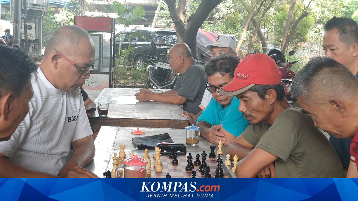 Skakmat Penat di Bawah Beton: Kisah Komunitas Catur Kolong Tol Tanjung Priok Jakut