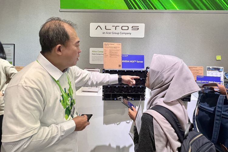 Perwakilan Altos Computing menjelaskan tentang server baru Altos di booth Acer Computex 2025
