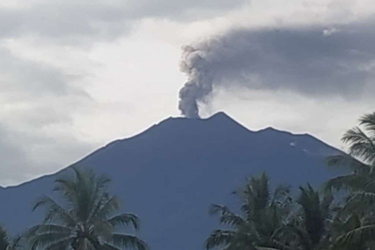 Gunung Kerinci mengeluarkan asap, Kamis (20/10/2022) pagi