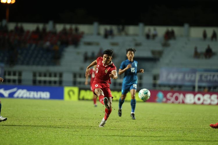 Timnas U23 Indonesia besutan Shin Tae-yong bersua tuan rumah Thailand pada semifinal Piala AFF U23 2023. Laga Indonesia vs Thailand tersebut digelar di Rayong Province Stadium, Rayong, pada Kamis (24/8/2023) malam WIB. 