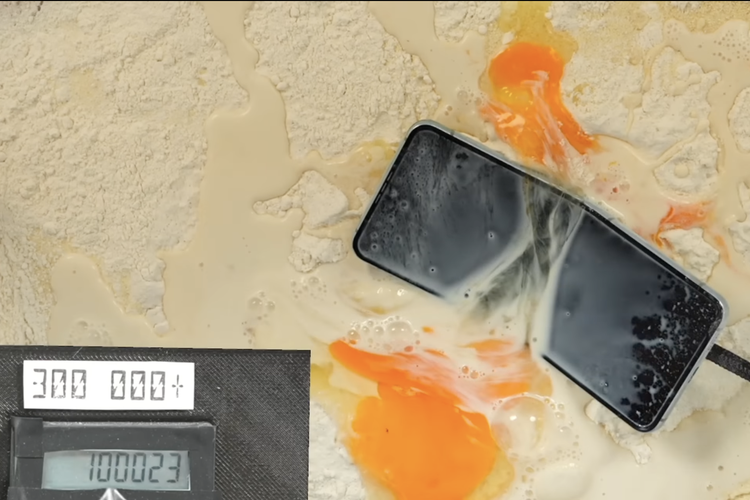 Uji lipatan Galaxy Z Flip 5 setelah dicampur dengan tepung, susu, gula, dan telur