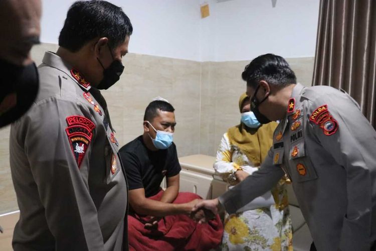 Kapolda Sulsel Irjen Polisi Nana Sudjana didampingi Wakapolda Sulsel Brigjen Polisi CH Patoppoi membesuk 2 personel Polda Sulsel yang mendapatkan perawatan medis di RS Bhayangkara Polda Sulsel, Makassar, Rabu (13/4/2022).