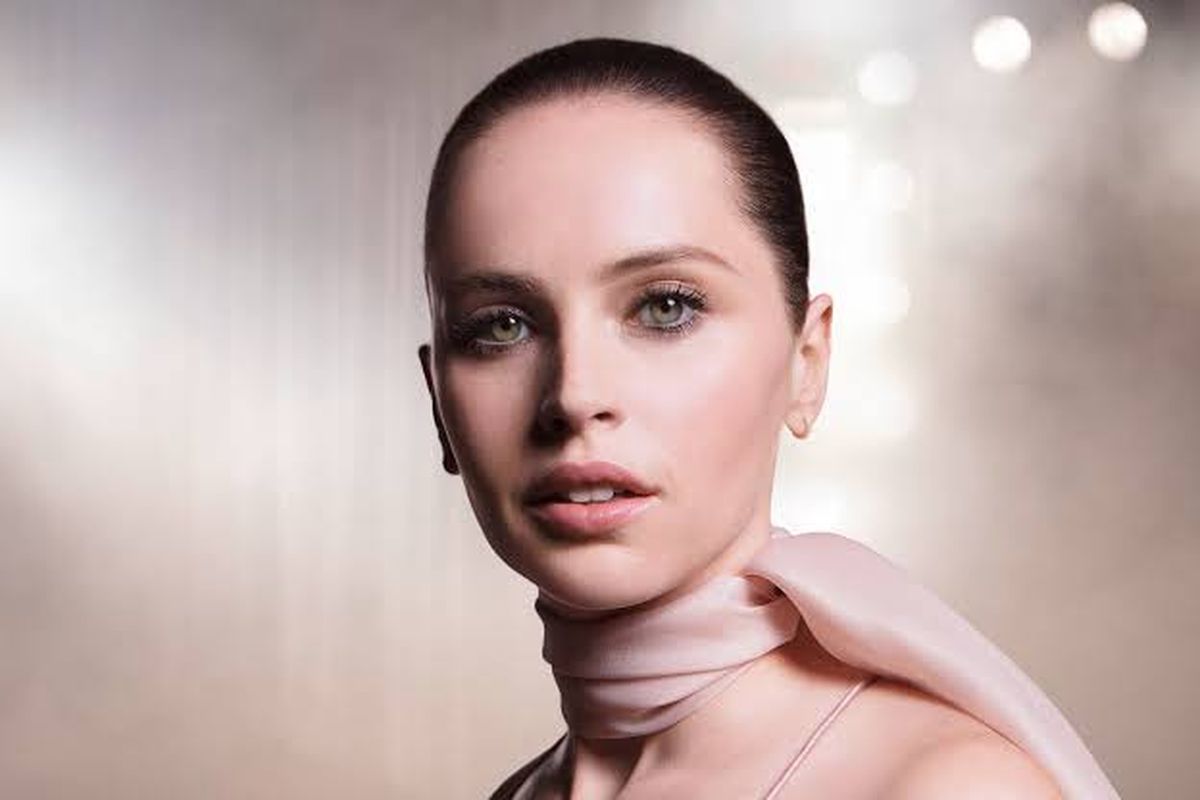 Aktris Felicity Jones menjadi brand ambassador Cle de Peau Beaute.