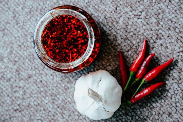 Menggunakan bahan dan cara pembuatan yang tepat, chili oil bisa tahan lama bahkan awet hingga satu bulan.