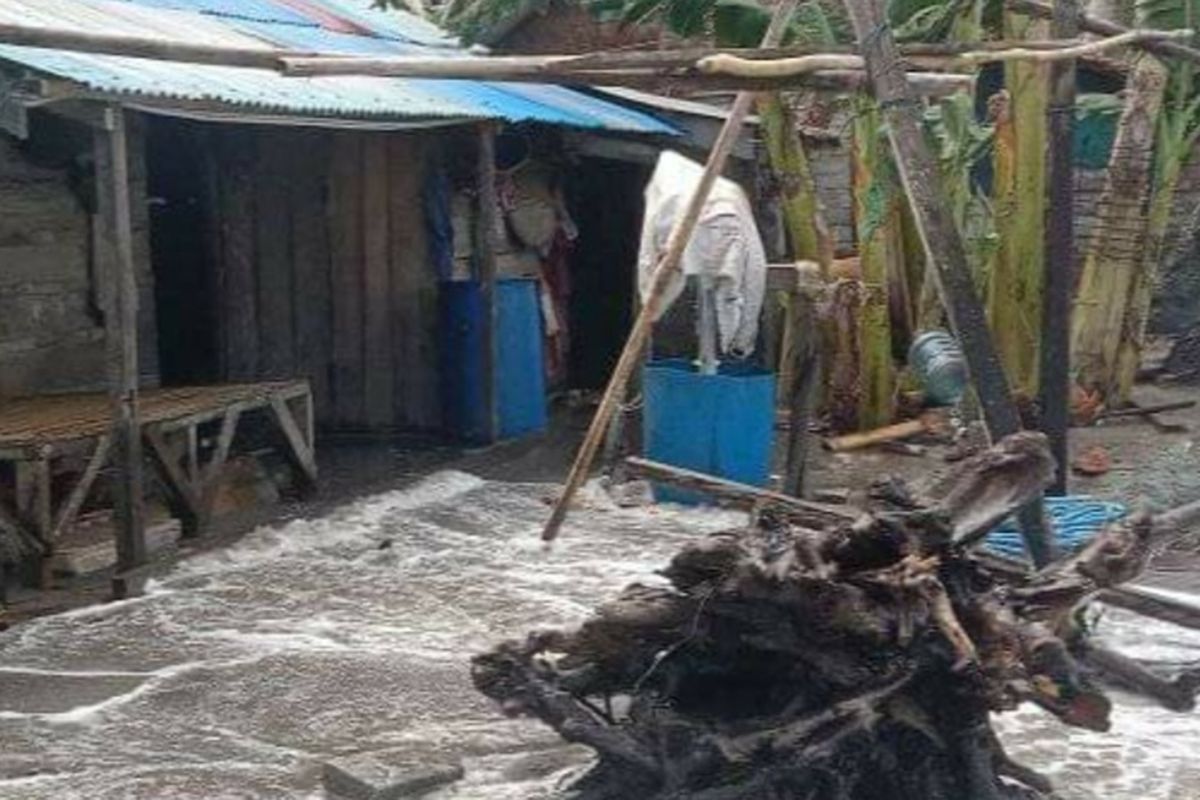 An image of tide flooding in a Maluku village on May 27, 2021. 