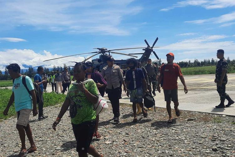 Para pekerja bangunan tiba di Timika setelah dievakuasi menggunakan Helly Caracal milik TNI dari Distrik Alama, Mimika, Papua Tengah, Senin (20/2/2023)