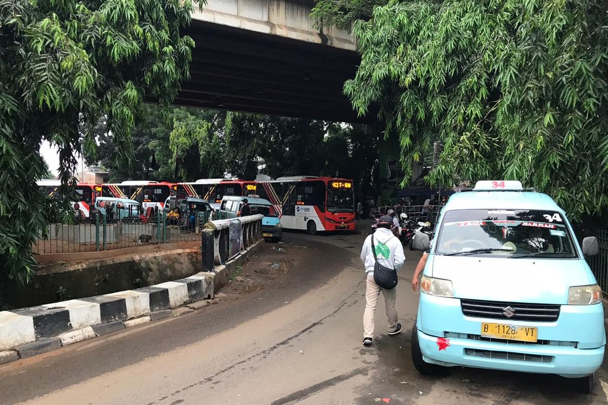 Jalur putar arah di Stasiun Tebet tepatnya di dekat tempat bus feeder Transjakarta pada Kamis (5/11/2020) sore. Jalur putar arah tersebut akan ditutup imbas dari penataan Stasiun Tebet.