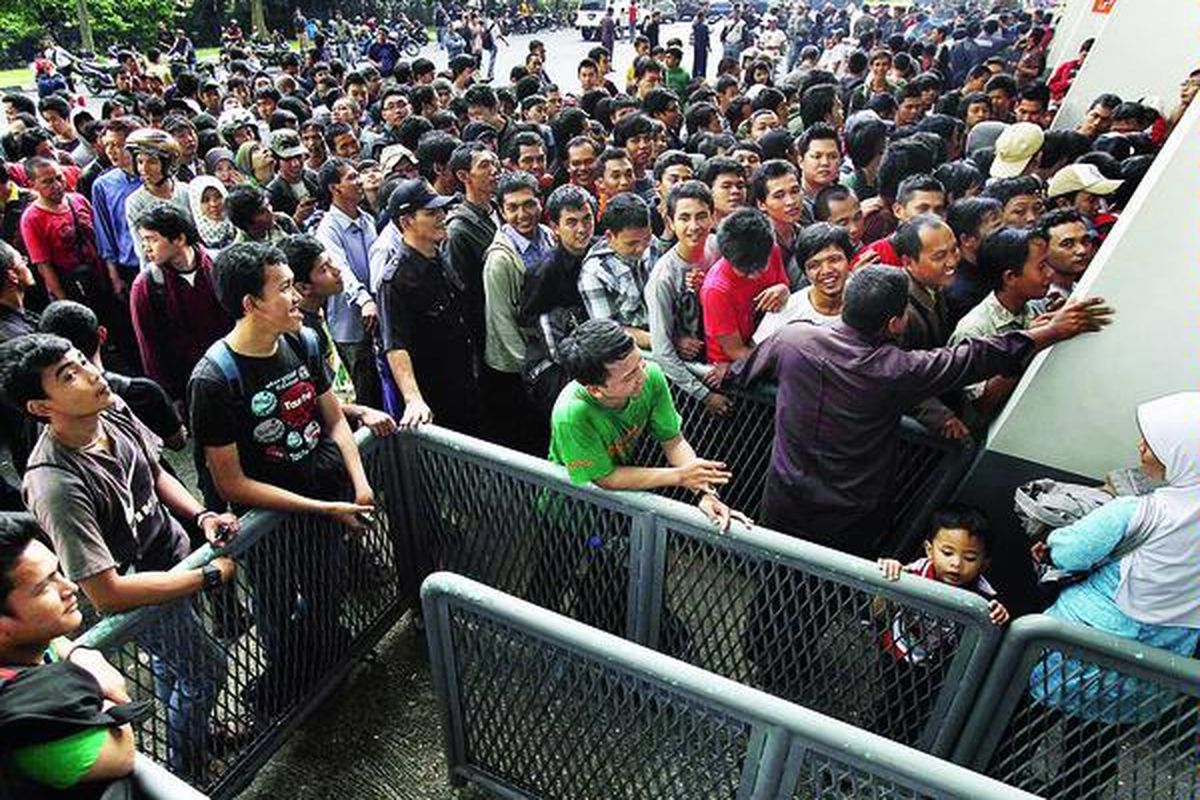 Ratusan calon penonton antre mendapatkan tiket untuk pertandingan tanggal 16 Desember antara Indonesia dan Filipina dalam laga semifinal Piala Suzuki AFF 2010 di Pintu 1, Stadion Utama Gelora Bung Karno, Jakarta, Rabu (15/12). Peningkatan kinerja timnas dalam kejuaraan ini menimbulkan antusiasme masyarakat menyaksikan pertandingan dan memberikan dukungan secara langsung di stadion.