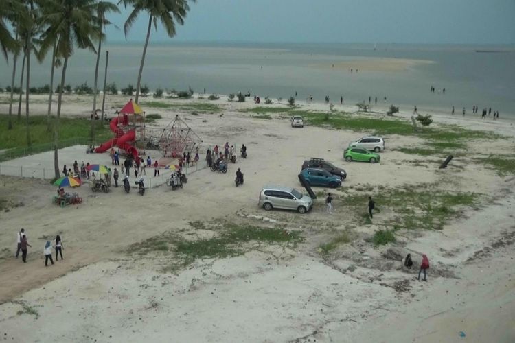 Pantai Koala dilihat dari Jembatan Emas yang kini menjadi ikon baru pariwisata.