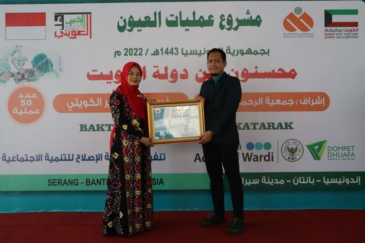 RS Mata Achmad Wardi terima penghargaan perdana RS Mata Berbasis Wakaf di Indonesia yang diterima di tengah Bakti Sosial Operasi Katarak Gratis di RS Mata Achmad Wardi Serang, Banten, Rabu (25/5/2022).

