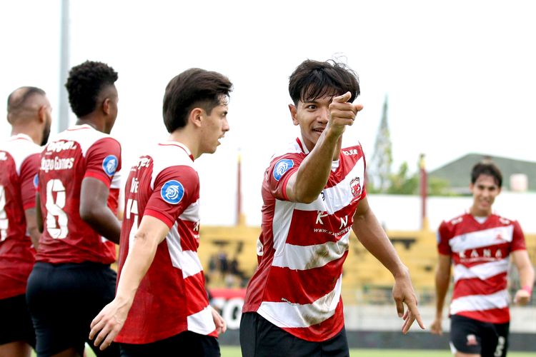 Selebrasi pemain Madura United Riyatno Abiyoso usai menjebol gawang PSM Makassar saat laga pekan ke-32 Liga 1 2023-2024 yang berakhir dengan skor 2-0 di Stadion Gelora Bangkalan, Minggu (21/4/2024) malam.