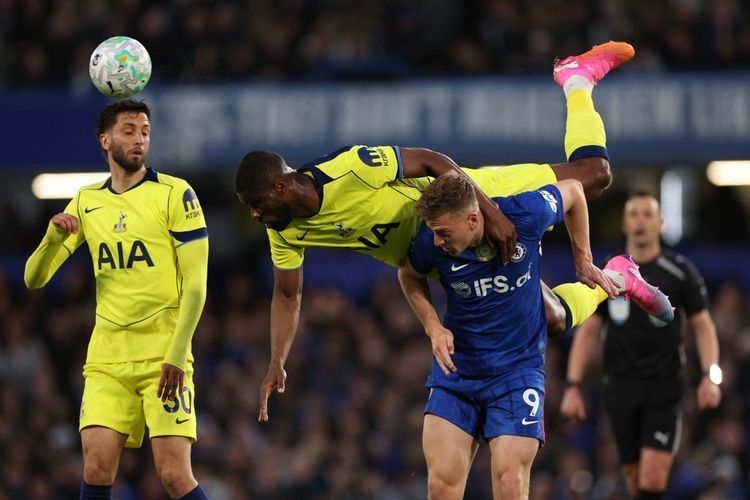 Kevin Danso berduel udara dengan Liam Delap dalam pertandingan sepak bola Liga Inggris antara Chelsea vs Tottenham Hotspur di Stamford Bridge di London pada 19 Mei 2026. (Foto oleh Adrian Dennis / AFP) 