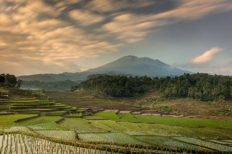 gambar pemandangan gunung yang indah