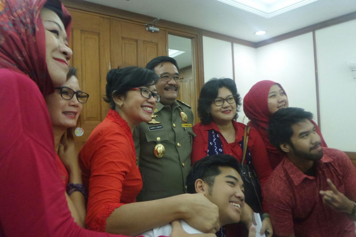 Wakil Gubernur DKI Jakarta Djarot Saiful Hidayat menerima para pendukungnya di Balai Kota DKI Jakarta, Kamis (27/4/2017). 