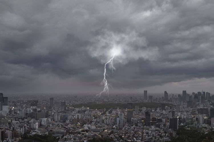 Ilustrasi cuaca ekstrem.  Dalam laporan resmi prakiraan cuaca 3 harian BMKG, terdapat 35 provinsi yang berpotensi terdampak hujan dengan intensitas sedang hingga sangat lebat pada 15 Oktober-17 Oktober 2025.