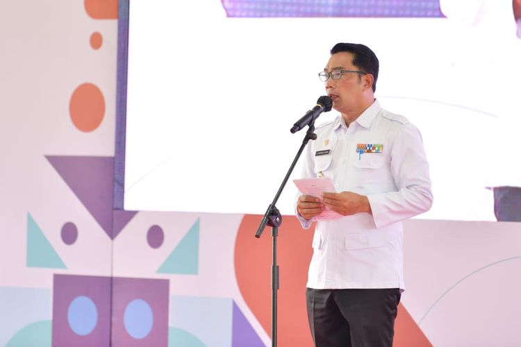 Gubernur Jawa Barat Ridwan Kamil saat menghadiri Apel Siaga Tim Pendamping Keluarga Nusantara Bergerak Tingkat Nasional, di Alun-Alun Kabupaten Subang, Kamis (12/5/2022). 
