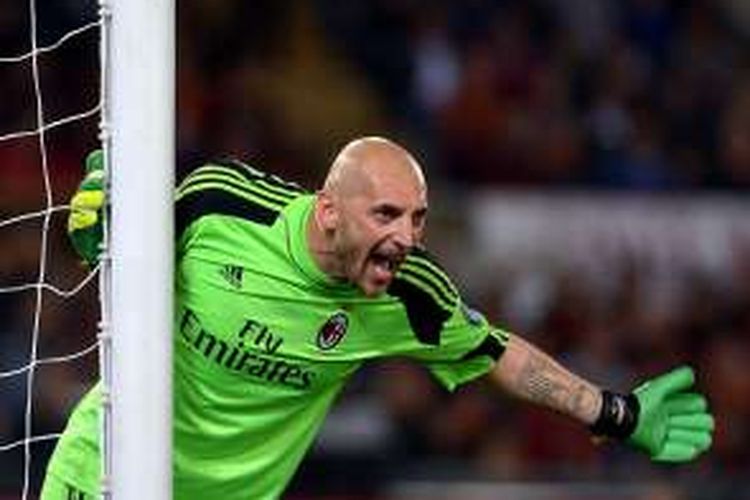 Penjaga gawang AC Milan, Christian Abbiati, memberikan arahan kepada rekannya pada laga Serie A kontra AS Roma di Stadion Olimpico, 25 April 2014.