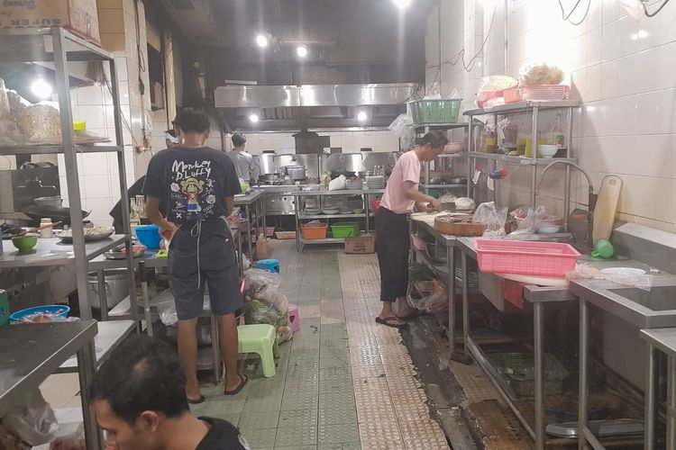 Suasana Dapur Bakmi Gang Kelinci