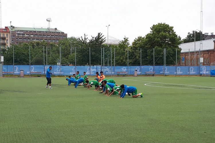 Tim LKG-SKF menjalani latihan di lapangan SKF Arena, Gothenburg, Swedia, Minggu (16/7.2017). 