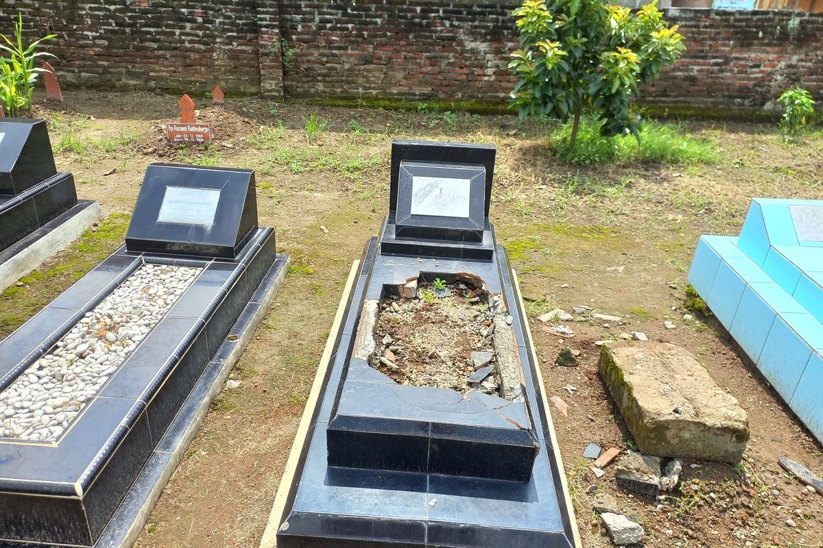 Makam yanh dirusak di Pemakaman baluwati, Purbayan, Kotagede, Senin (19/5/2025)