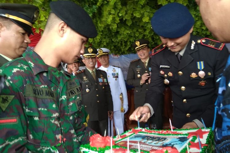 Wadanyon B Pelopor Brimob Polda Papua AKP Rmadhona memotong kue ulang tahun untuk diberikan kepada prajurit TNI, Jumat (5/10/2019)