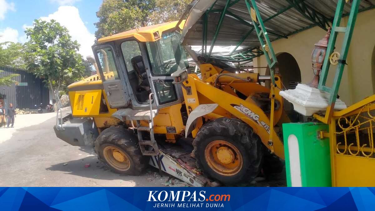 Mesin Mati Saat Menanjak, Truk "Towing" Bermuatan Alat Berat Tabrak Masjid di Kulon Progo