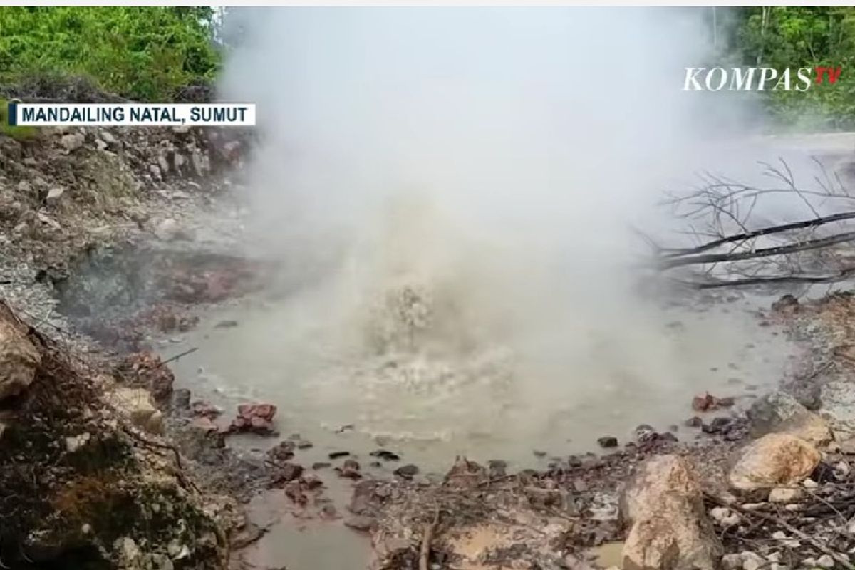 Semburan lumpur panas muncul di sejumlah titik di Desa Roburan Dolok, Mandailing Natal, Sumatera Utara.