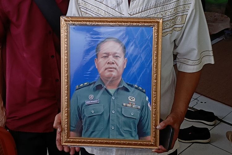 Kaka dari korban, Oyib Gunawan (58) saat memperlihatkan foto almarhum Mayor (cpl) Anda Rohana salah satu korban meninggal akibat ledakan amunisi tak terpakai di Kabupaten Garut, Senin kemarin. Rencananya jrnazah akan dimakamkan di kampung halamannya di Kecamatan Cileunyi, Kabupaten Bandung, Jawa Barat, Selasa (13/5/2025)