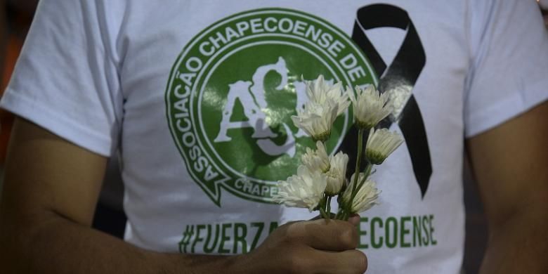 Seorang suporter memberikan penghormatan untuk para korban kecelakaan Chapecoense di Brasil.