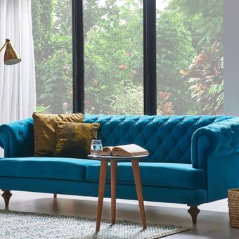Ilustrasi sofa warna biru di ruang tamu. 