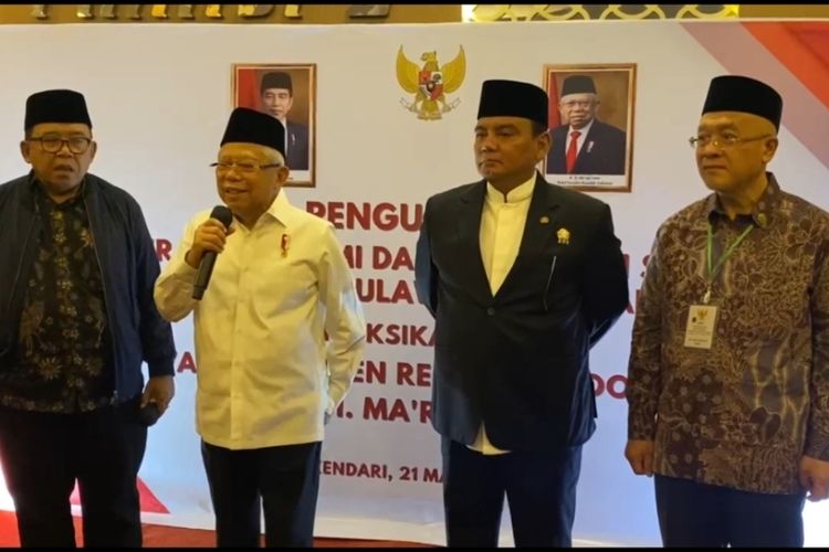 Wapres Ma'ruf Amin didampingi Pj Gubernur Sultra usai pengukuhan pengurus Komite daerah ekonomi dan keuangan syariah di Kendari