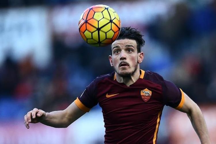 Pemain AS Roma, Alessandro Florenzi, coba menjangkau bola saat timnya melawan Hellas Verona pada lanjutan Serie A di Stadion Olimpico, 17 Januari 2016.