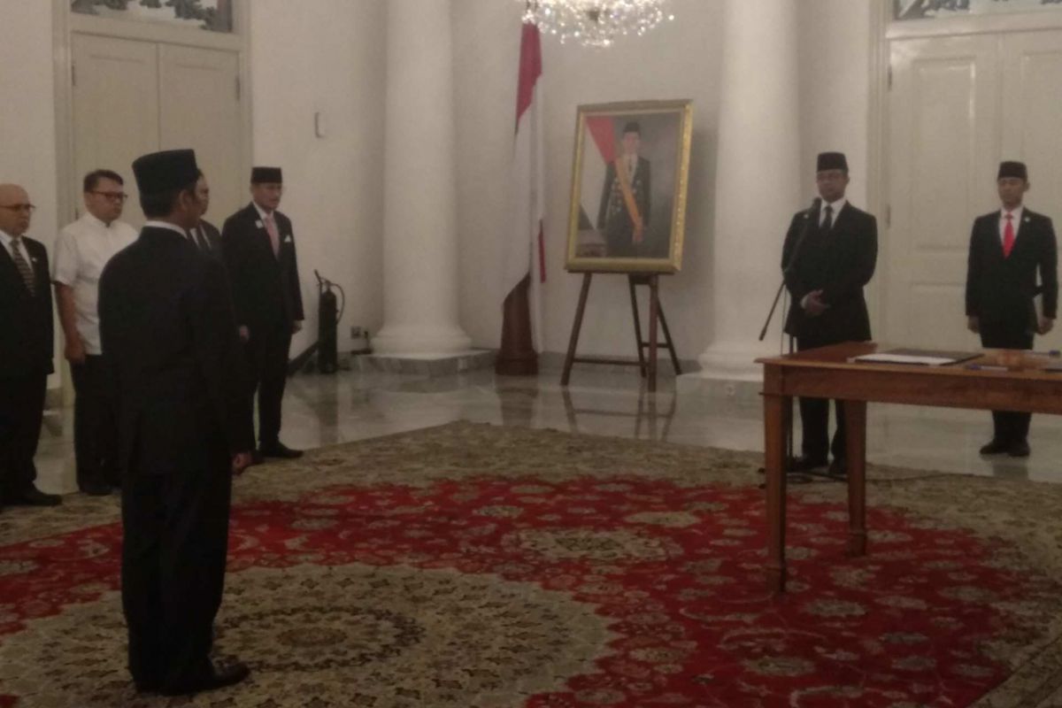 Gubernur DKI Jakarta Anies Baswedan melantik Zikran Kurniawan ssbagau Kepala UPT Rumah DP 0 di Balai Kota, Jumat (8/6/2018).