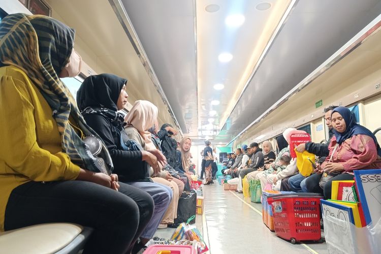 Ketika Gerbong Kereta Kembali Menjadi Ruang bagi Pedagang Kecil