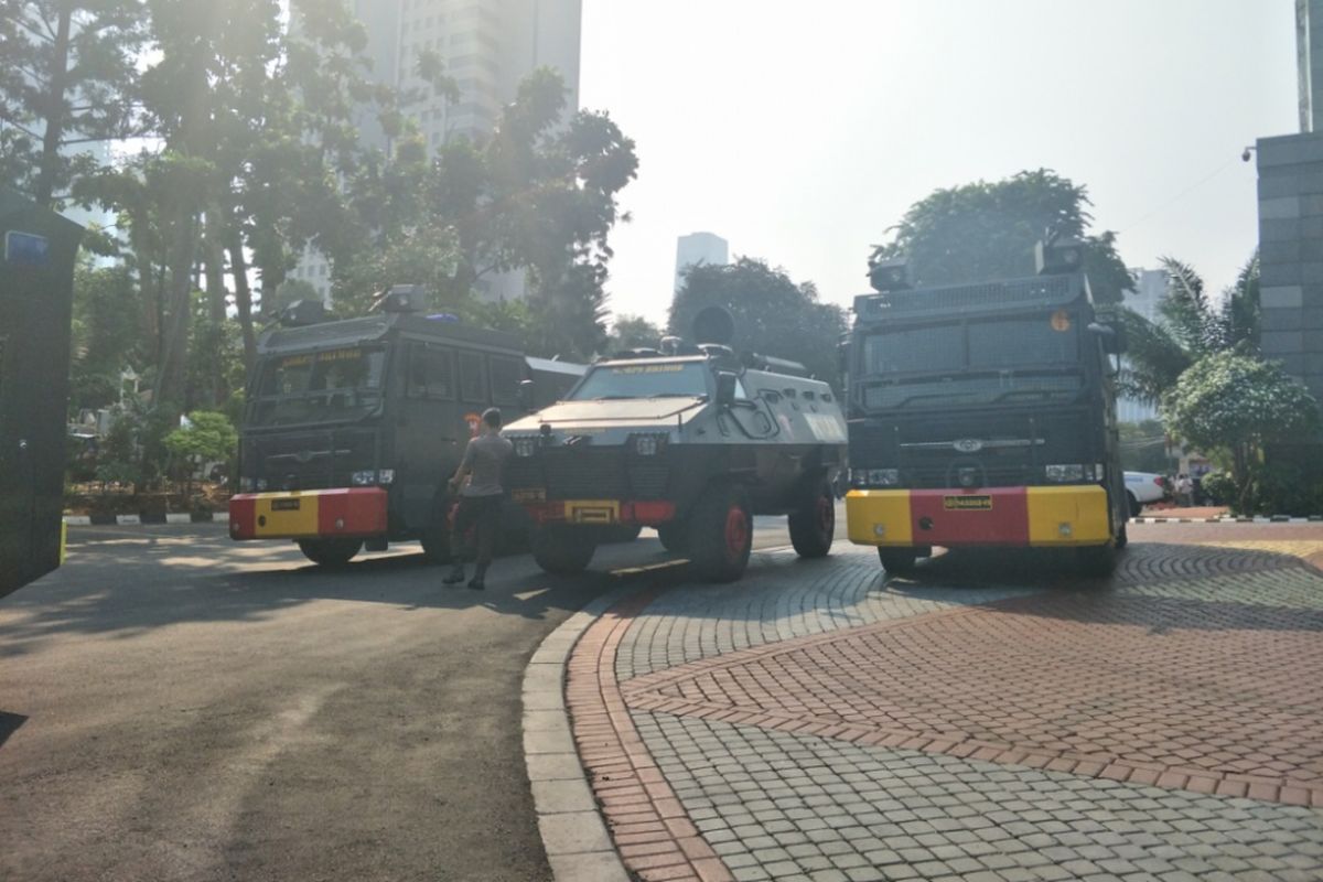 Mobil barikade hingga barracuda terpakir di dekat pintu utama Mapolda Metro Jaya pagi ini, Rabu (10/10/2018). 