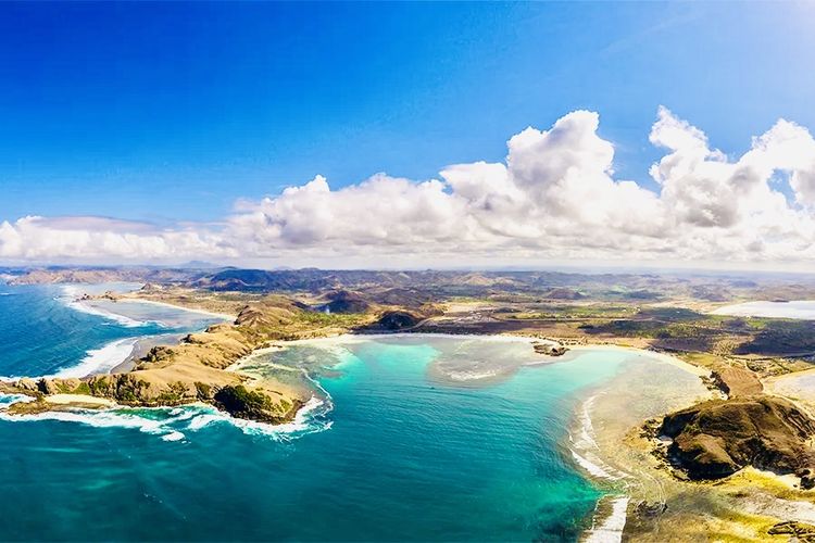 Pantai Kuta Lombok, dengan hamparan pasir putihnya serta kejernihan air lautnya yang biru