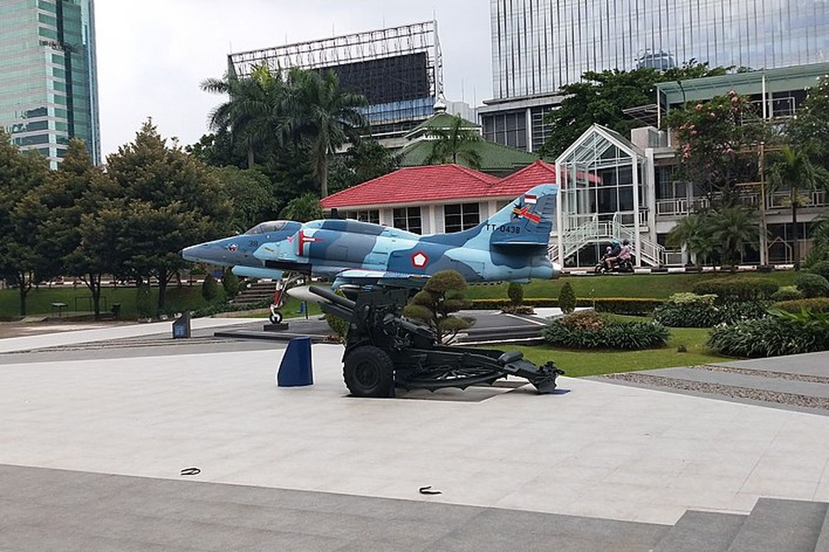 Salah satu koleksi pesawat di Museum Satria Mandala.